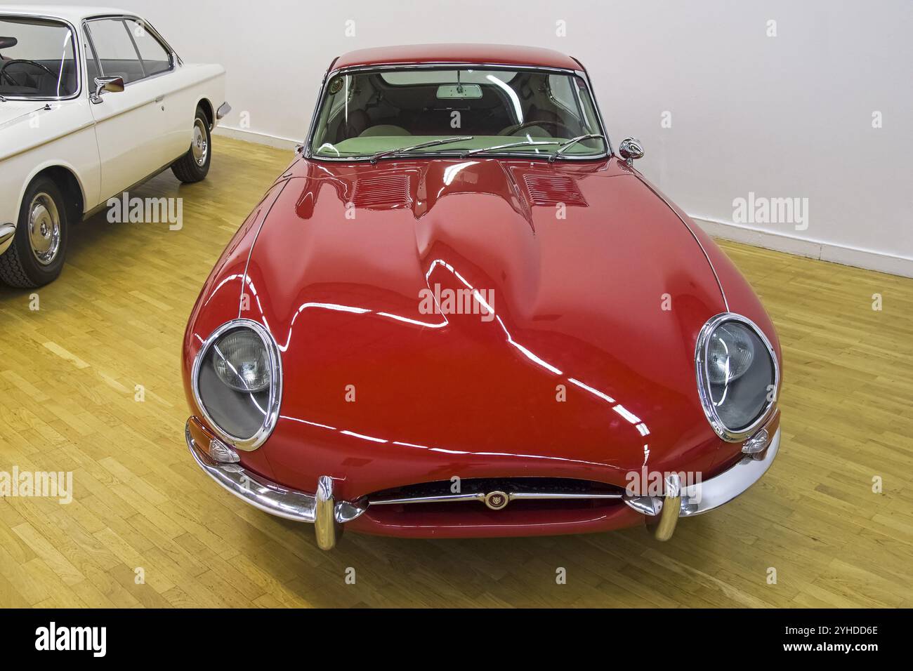 Mosca, Russia, 10 novembre 2018: Jaguar e-Type car (prodotta nel 1962) all'esposizione di auto vecchie e rare, Europa Foto Stock