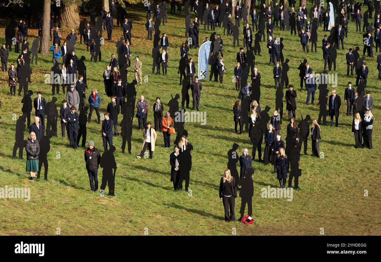 Stowe, Buckinghamshire, Regno Unito. 11 novembre 2024. Gli alunni della Stowe School e i membri del pubblico si riuniscono accanto alle statue metalliche che commemorano i soldati caduti all'2024 11° ora dell'11° giorno del servizio di commemorazione dell'11° mese presso gli Stowe Gardens del National Trust. Standing With Giants è un'opera d'arte commemorativa che rappresenta i 1475 soldati uccisi durante lo sbarco del D-Day il 6 giugno 1944 Credit: Donald Cooper/Alamy Live News Foto Stock