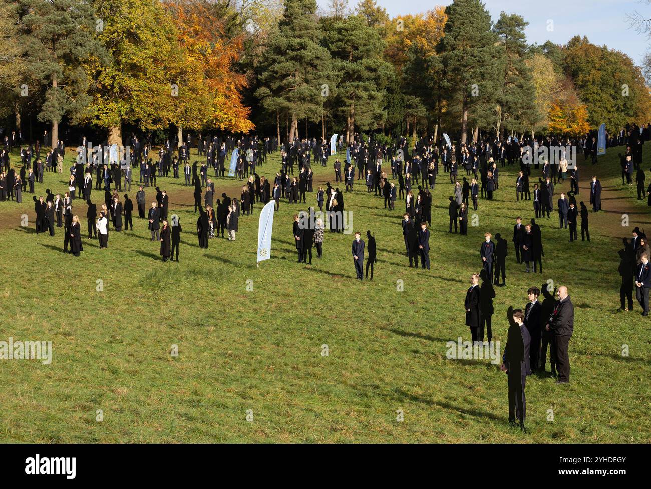 Stowe, Buckinghamshire, Regno Unito. 11 novembre 2024. Gli alunni della Stowe School e i membri del pubblico si riuniscono accanto alle statue metalliche che commemorano i soldati caduti all'2024 11° ora dell'11° giorno del servizio di commemorazione dell'11° mese presso gli Stowe Gardens del National Trust. Standing With Giants è un'opera d'arte commemorativa che rappresenta i 1475 soldati uccisi durante lo sbarco del D-Day il 6 giugno 1944 Credit: Donald Cooper/Alamy Live News Foto Stock