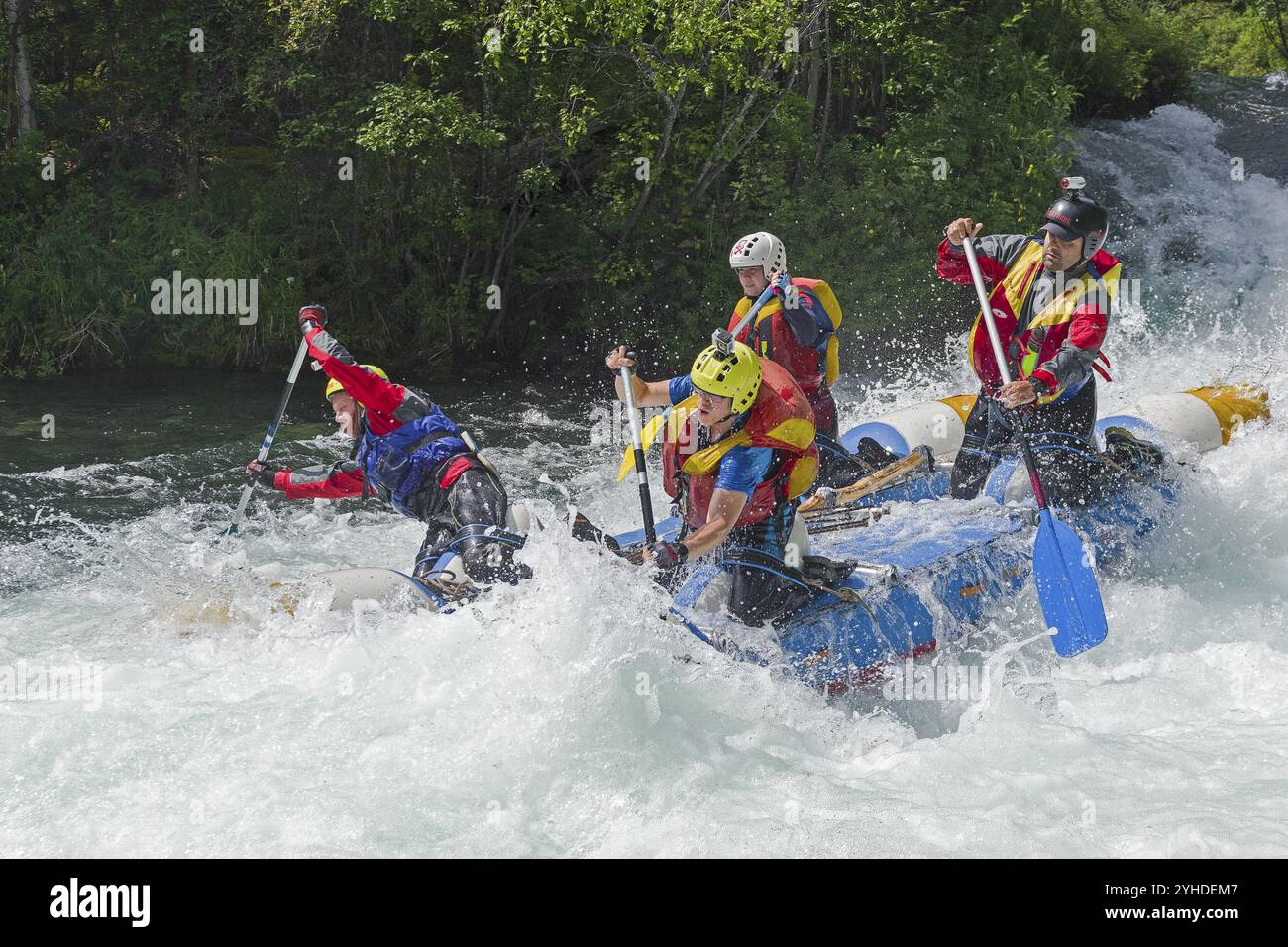 Buryatia, Russia, 1 agosto 2019: Catamarano sportivo sulle rapide. L'Europa Foto Stock