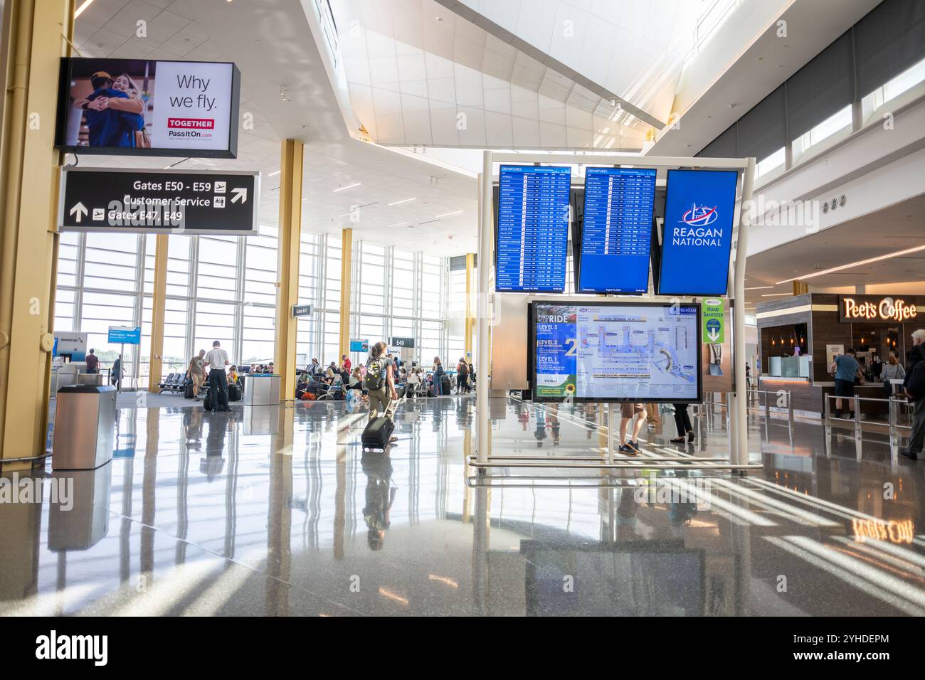 ARLINGTON, Virginia - il nuovo atrio a 14 cancelli presso l'aeroporto nazionale Ronald Reagan di Washington sostituisce l'ex Gate 35X con una moderna struttura di 225 000 piedi quadrati. Parte del Project Journey, questo terminal regionale dell'American Airlines offre servizi passeggeri moderni, ponti a getto permanenti e ampie finestre con vista sullo skyline di Washington D.C. Foto Stock