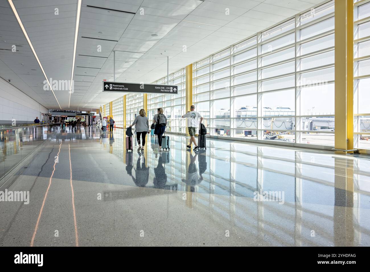 Aeroporto nazionale Ronald Reagan di Washington Concourse Arlington Virginia // ARLINGTON, Virginia - il nuovo atrio a 14 gate presso l'aeroporto nazionale Ronald Reagan di Washington sostituisce l'ex Gate 35X con una moderna struttura di 225 000 piedi quadrati. Parte del Project Journey, questo terminal regionale dell'American Airlines offre servizi passeggeri moderni, ponti a getto permanenti e ampie finestre con vista sullo skyline di Washington D.C. Foto Stock