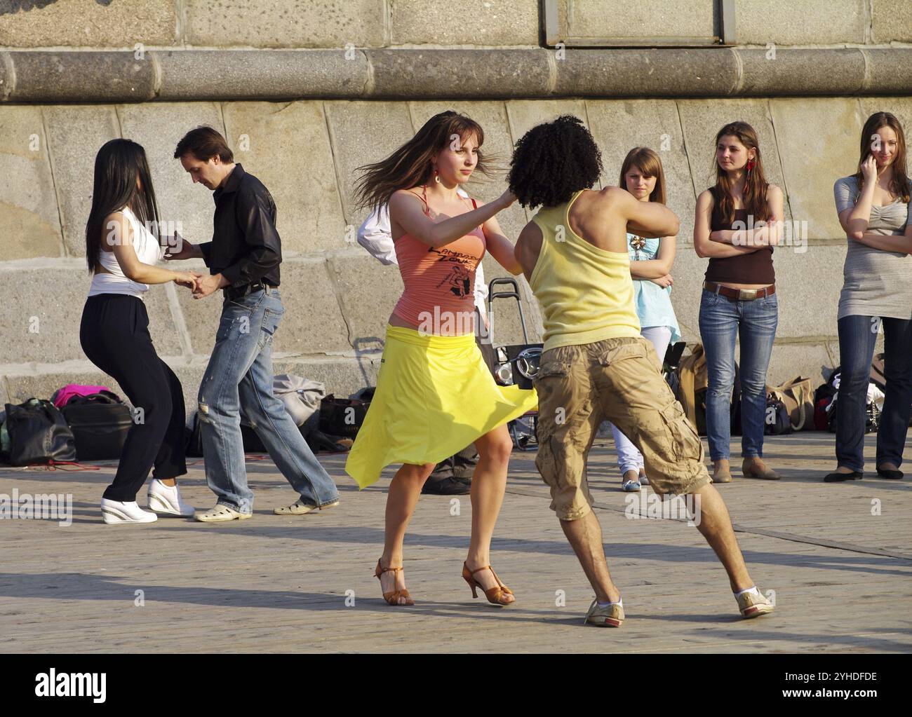 Mosca, Russia, 8 maggio 2010: Ballare sul lungomare. Tradizionale pista da ballo spontanea vicino al Gorky Central Park of Culture and Leisure, Mosca Foto Stock