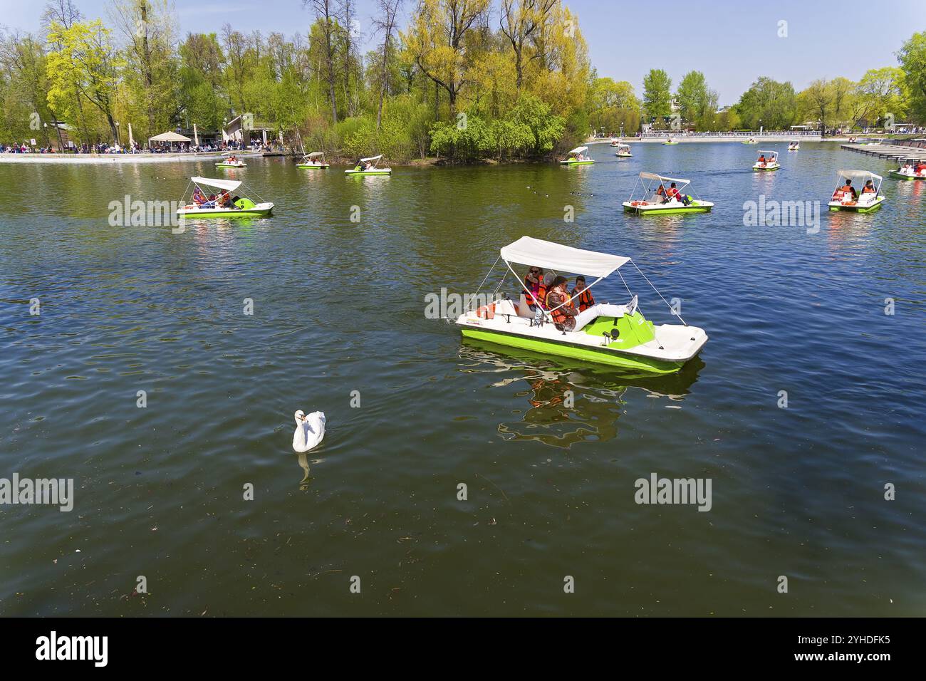 Mosca, Russia, 1 maggio 2019: Pedalò sullo stagno nel Parco centrale della Cultura e del tempo libero di Gorky. Giornata di sole all'inizio di maggio, Europa Foto Stock
