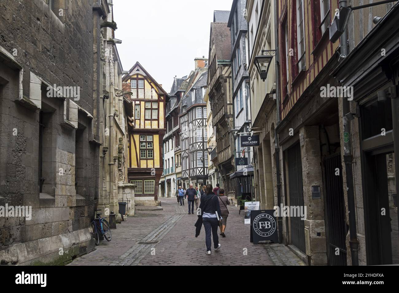 Rouen, Francia, 30 agosto 2018: Vecchie case nel centro turistico di Rouen, costruite in stile normanno tradizionale, Europa Foto Stock