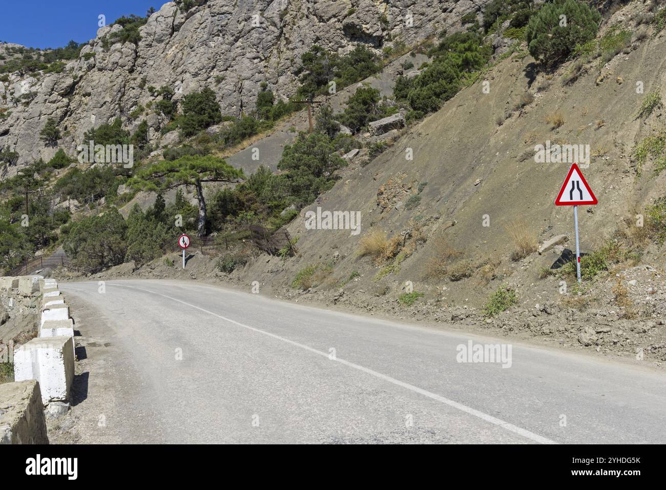 Segnali stradali a una pericolosa svolta su una strada di montagna. La strada da Sudak a Novyy Svet, Crimea Foto Stock
