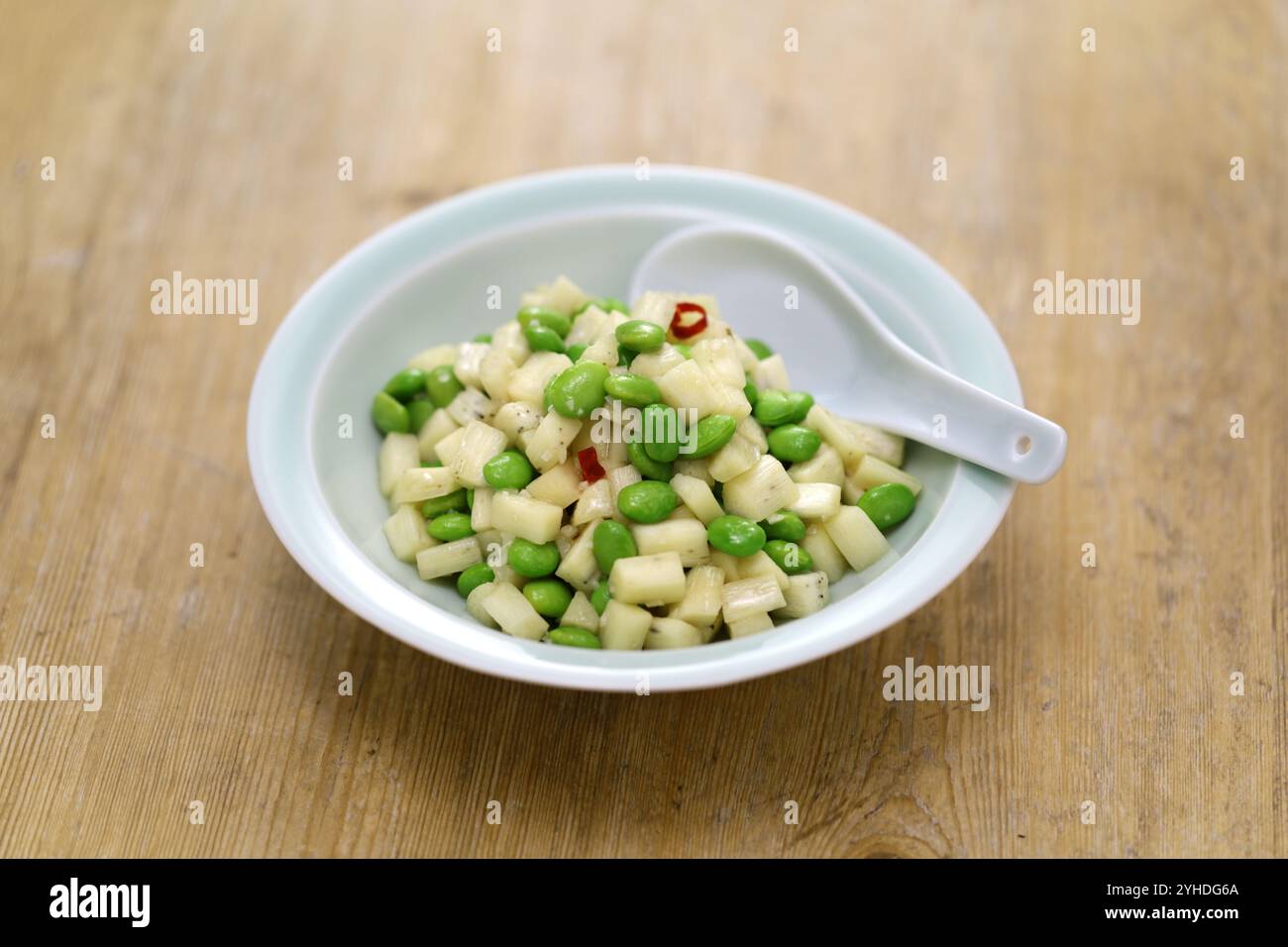 Sparo di bambù saltato in padella, edamame, cucina cinese Foto Stock