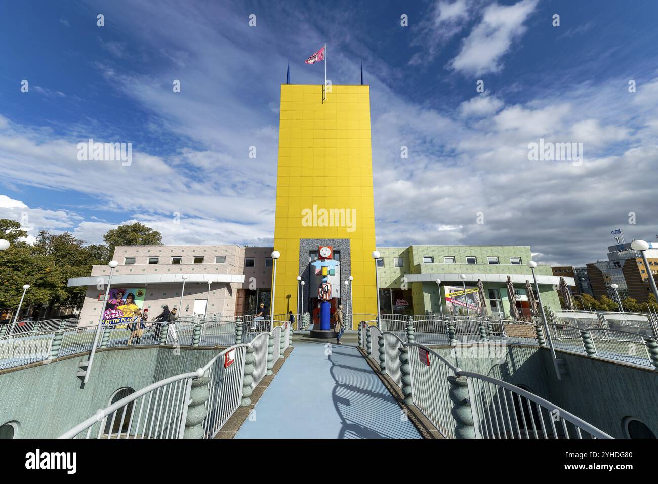 Futuristico Museo di Groninga sul ponte Werkmanbrug sul canale Zuiderhaven, Groningen, provincia di Groningen, Paesi Bassi Foto Stock