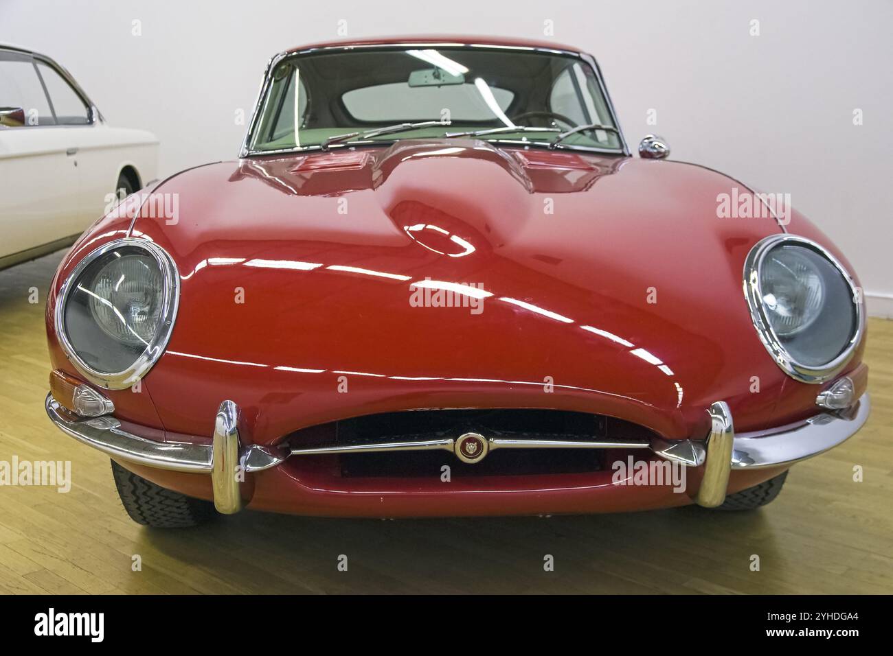 Mosca, Russia, 10 novembre 2018: Jaguar e-Type car (prodotta nel 1962) all'esposizione di auto vecchie e rare, Europa Foto Stock