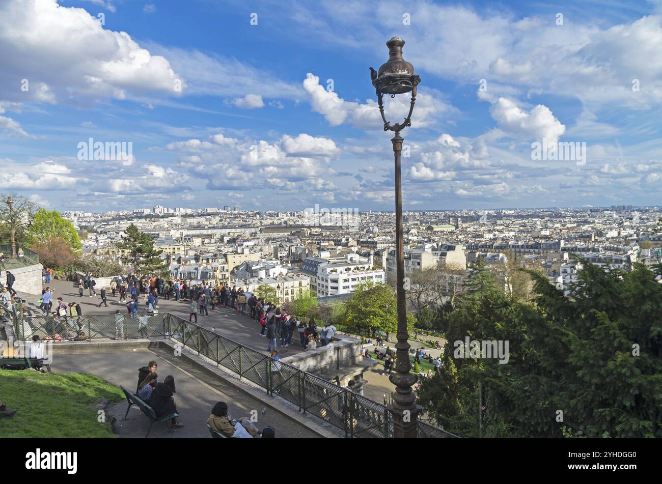 PARIGI, FRANCIA, 1 APRILE 2017: Vista dalla collina di Montmartre alla parte nord-orientale di Parigi. Una serata soleggiata all'inizio di aprile Foto Stock