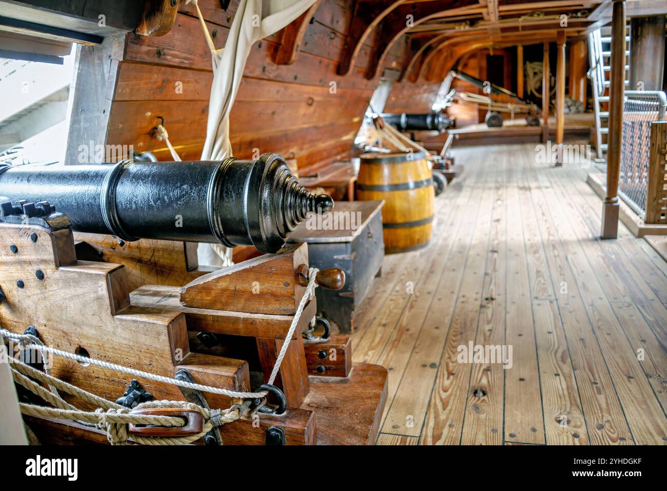 JAMESTOWN, Virginia - il ponte di cannoni della replica della nave Discovery presso l'insediamento di Jamestown dimostra l'armamento navale del XVII secolo. Il vaso di riproduzione presenta un posizionamento accurato dei cannoni e arrangiamenti di artiglieria tipici di una piccola pinaccia del 1607. Il display mostra come le navi coloniali combinassero capacità di carico con capacità difensive. Foto Stock