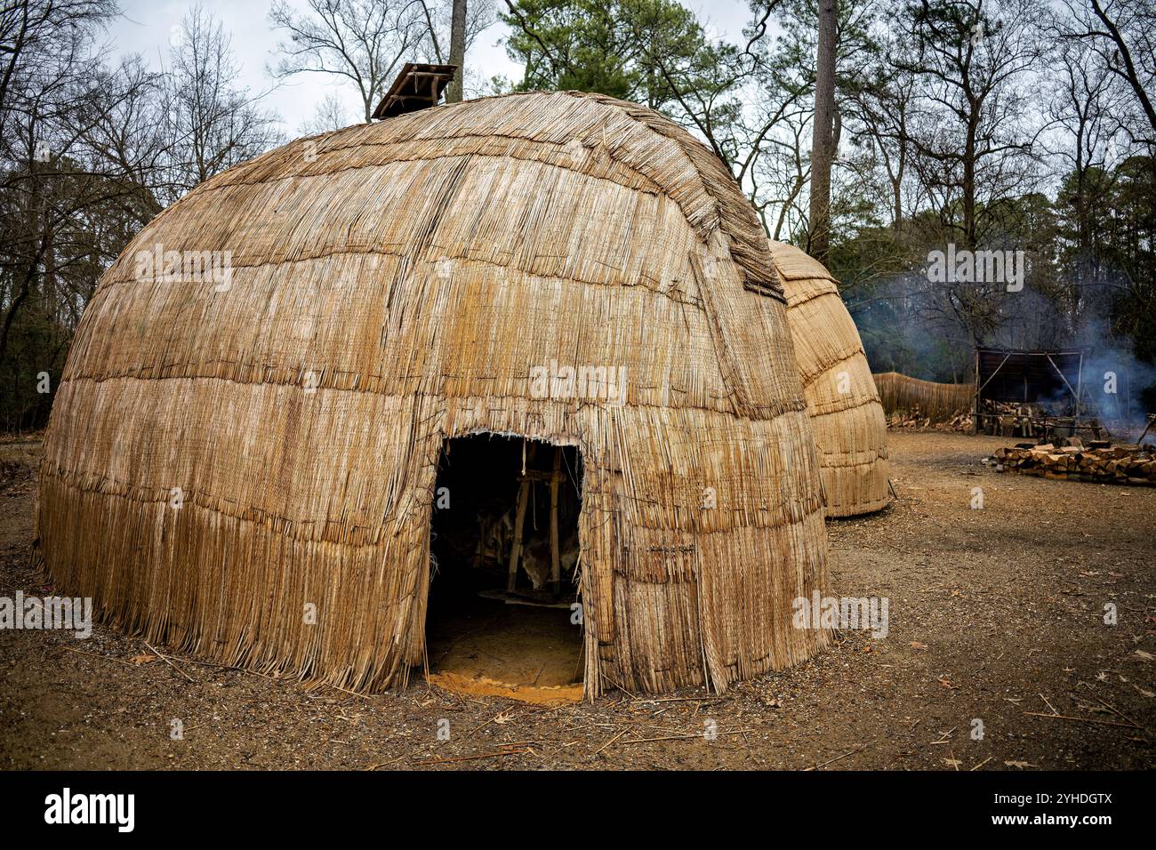 JAMESTOWN, Virginia - Una capanna di paglia dei nativi americani ricostruita nell'insediamento di Jamestown dimostra le tecniche di costruzione tradizionali degli indiani Powhatan e la vita domestica. La struttura rappresenta la tipica architettura algonchina Tidewater dei primi anni del XVII secolo. L'abitazione mostra metodi di costruzione indigeni che utilizzano materiali di provenienza locale. Foto Stock