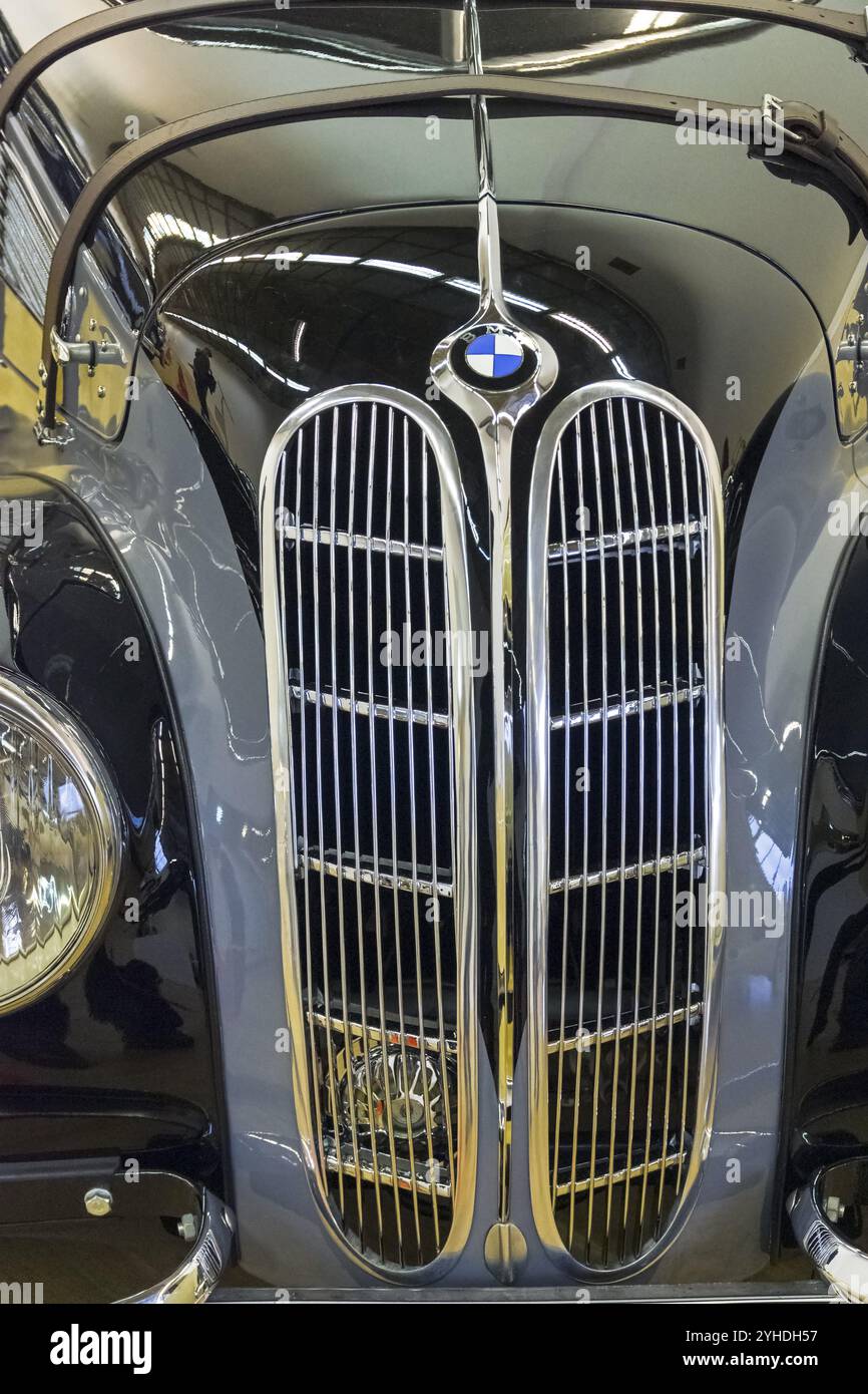 Mosca, Russia, 10 novembre 2018: Griglia radiatore classica per auto BMW. BMW 327 Coupé (prodotta nel 1939) all'esposizione di auto vecchie e rare, Euro Foto Stock