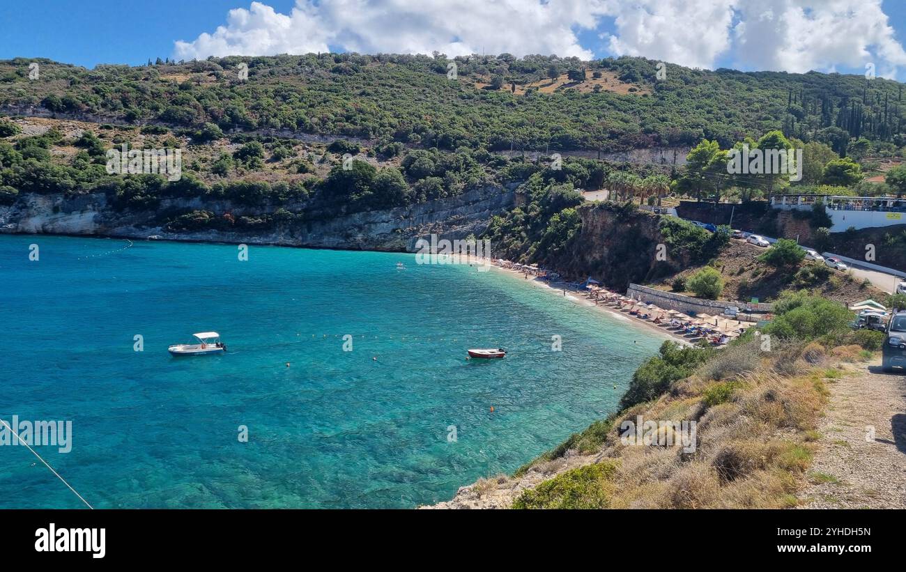 Vista spettacolare dell'oceano blu e di una splendida spiaggia in Grecia - Immagine stock catturata con smartphone