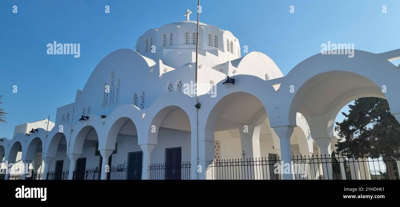 Una chiesa bianca in una giornata di sole a Santorini, in Grecia - Immagine stock catturata con smartphone