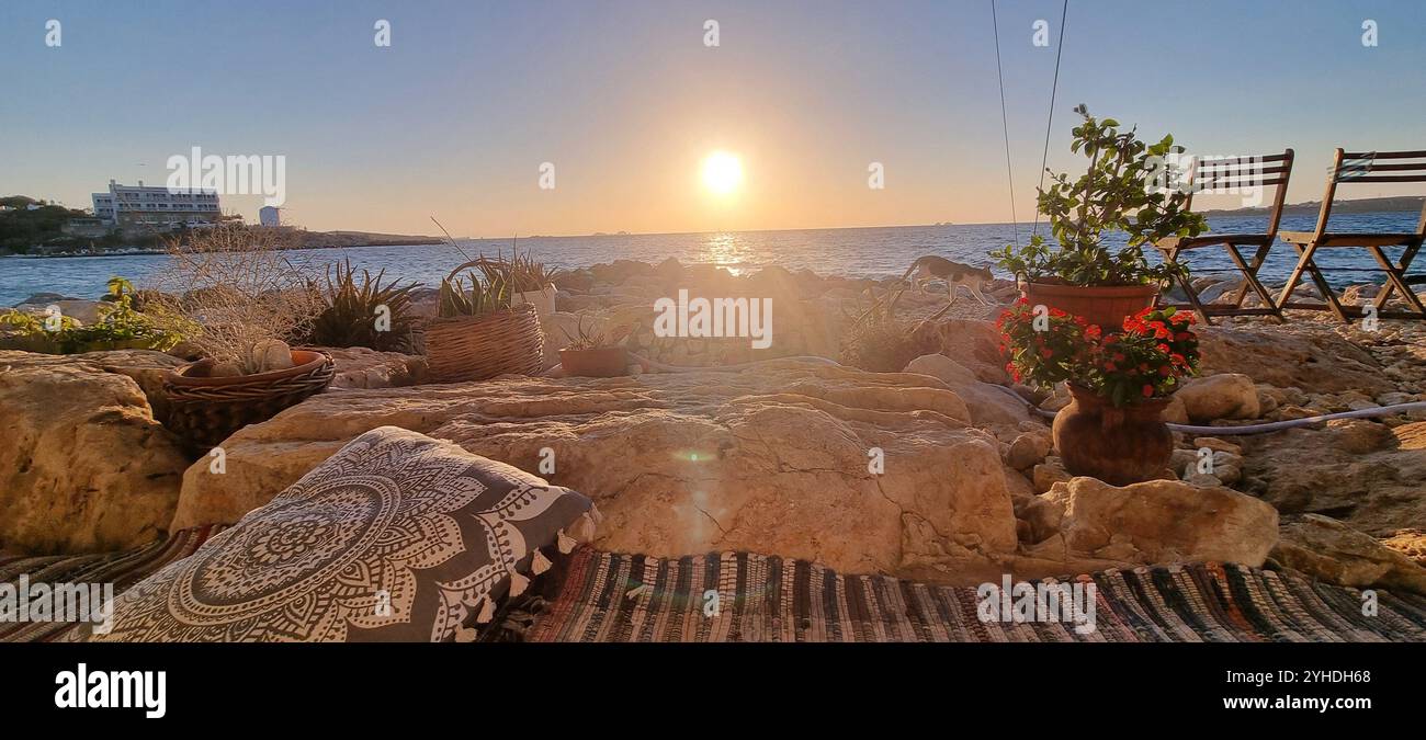 Una romantica vista del tramonto in una fuga segreta - Immagine stock catturata con smartphone