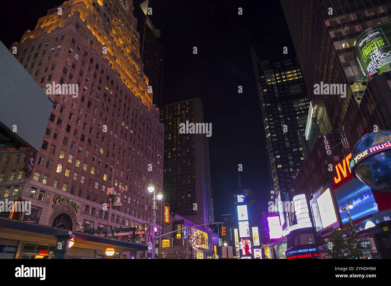 Times Square di notte a New York City Foto Stock