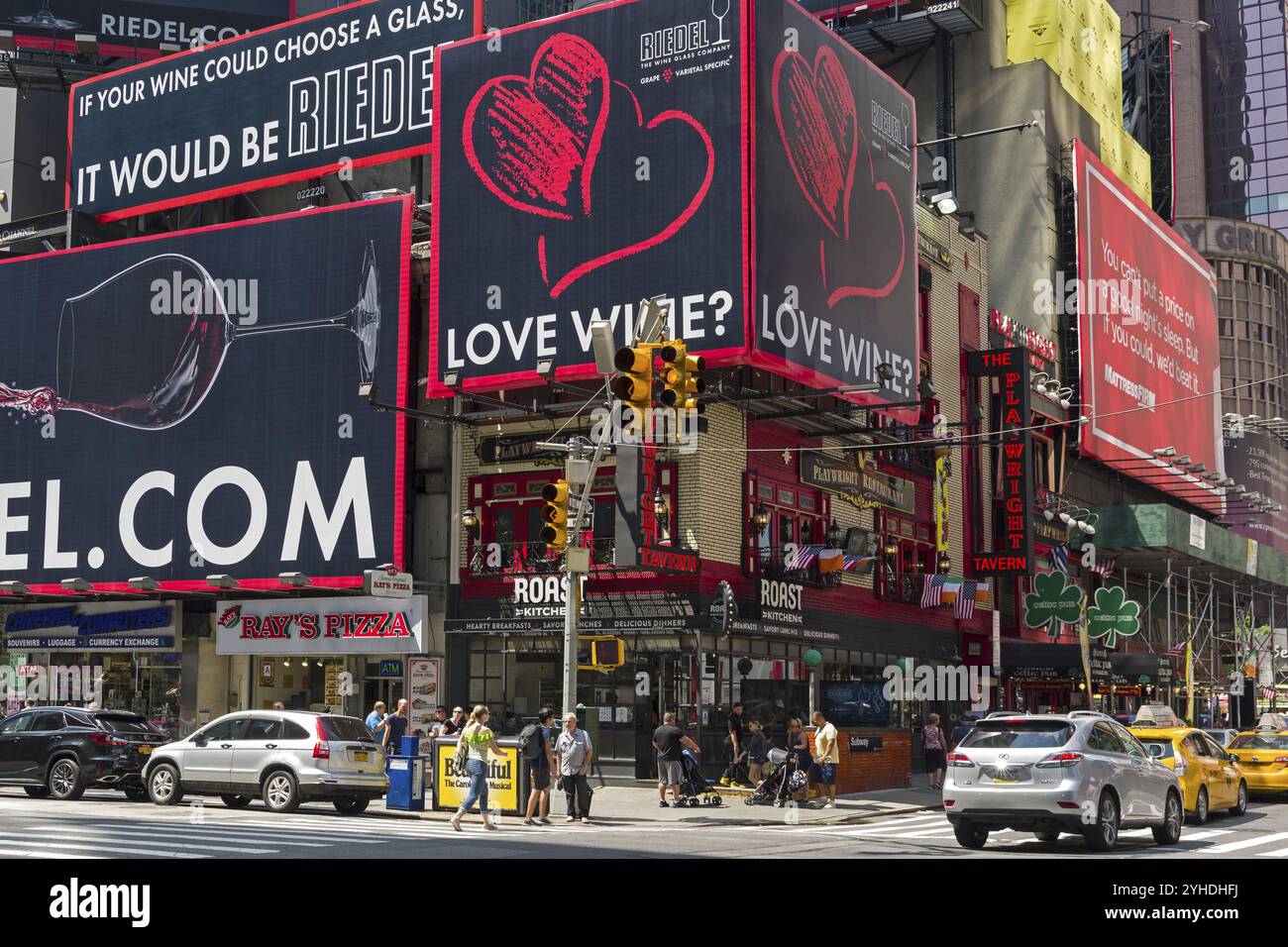 NEW YORK CITY, 20 AGOSTO 2017: Manhattan, New York. Settima Avenue all'incrocio con West 49th Street. Abbondanza di cartelloni. Somme assolate Foto Stock