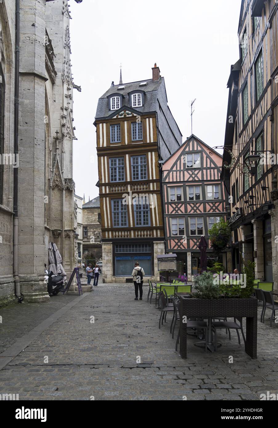 Rouen, Francia, 30 agosto 2018: Vecchie case nel centro turistico di Rouen, costruite in stile normanno tradizionale, Europa Foto Stock