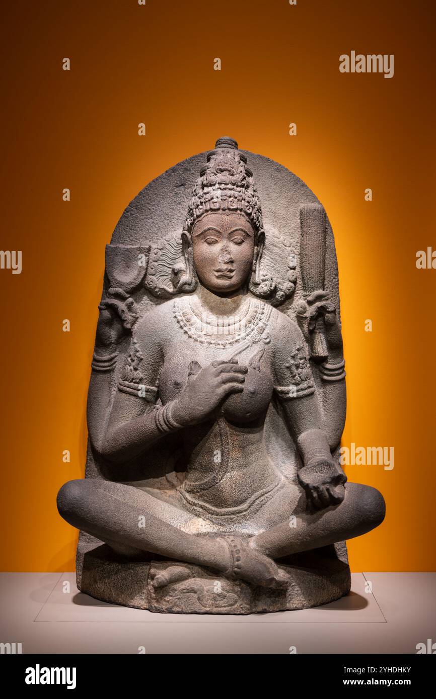 National Museum of Asian Art Sculpture Gallery Washington DC // WASHINGTON DC - le gallerie di scultura del National Museum of Asian Art mostrano secoli di tradizioni scultoree asiatiche attraverso mostre accuratamente curate. Gli spazi espositivi nelle gallerie Freer e Sackler presentano ambienti di conservazione all'avanguardia. Le gallerie presentano opere che spaziano da intime figure religiose a monumentali sculture in pietra. Foto Stock