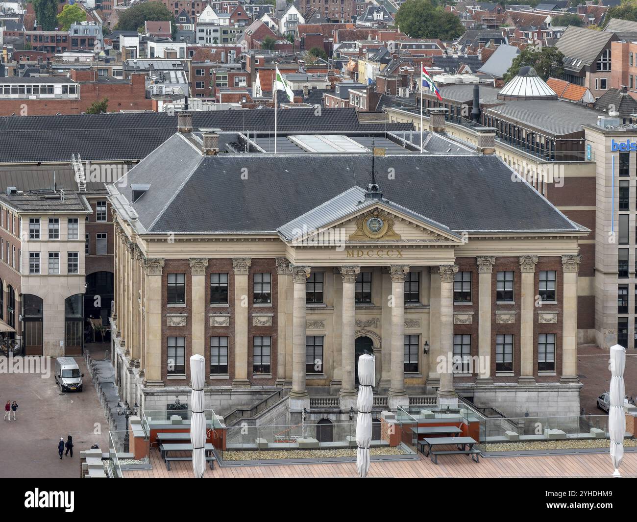 Foto dalla terrazza del centro culturale Forum Groningen e panorama del centro città con Grote Markt e il municipio di Groningen (Stadhuis Groningen), Foto Stock