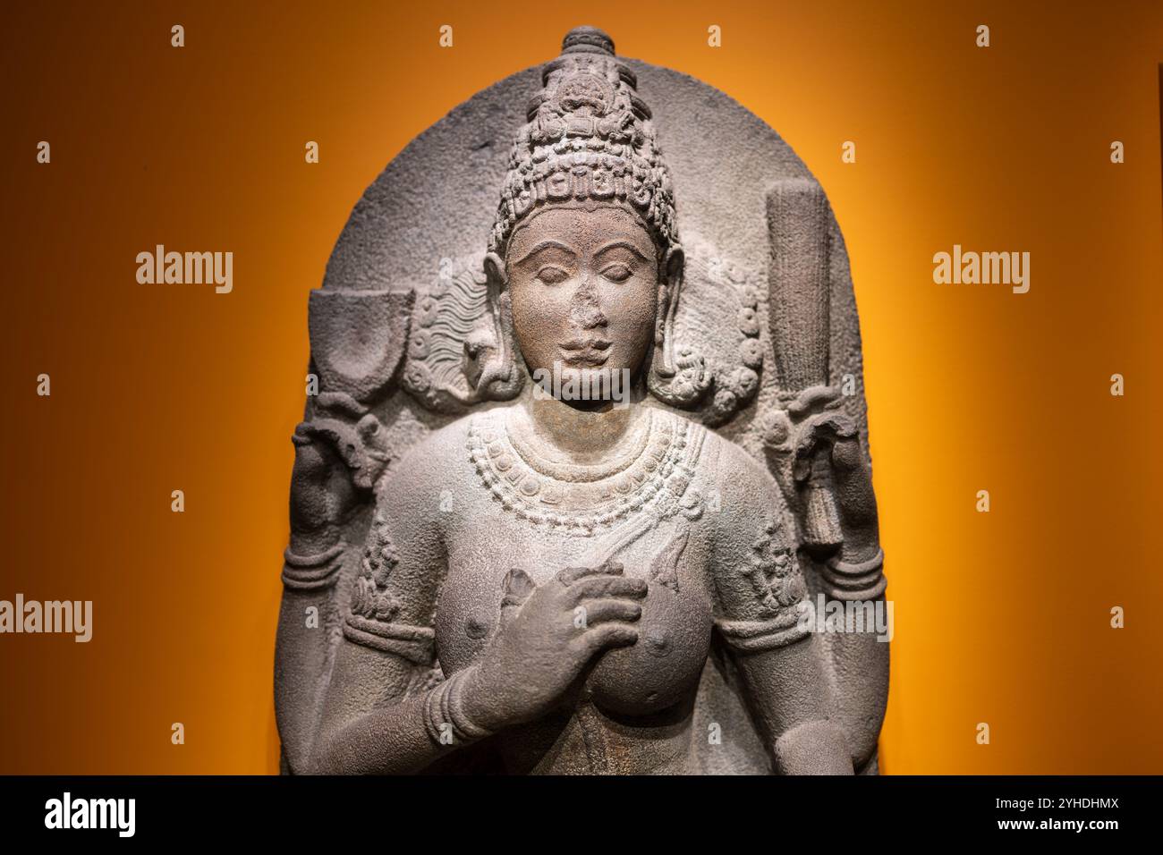 National Museum of Asian Art Sculpture Washington DC // WASHINGTON DC - le gallerie di scultura presso il National Museum of Asian Art mostrano secoli di tradizioni scultoree asiatiche attraverso mostre accuratamente curate. Gli spazi espositivi nelle gallerie Freer e Sackler presentano ambienti di conservazione all'avanguardia. Le gallerie presentano opere che spaziano da intime figure religiose a monumentali sculture in pietra. Foto Stock