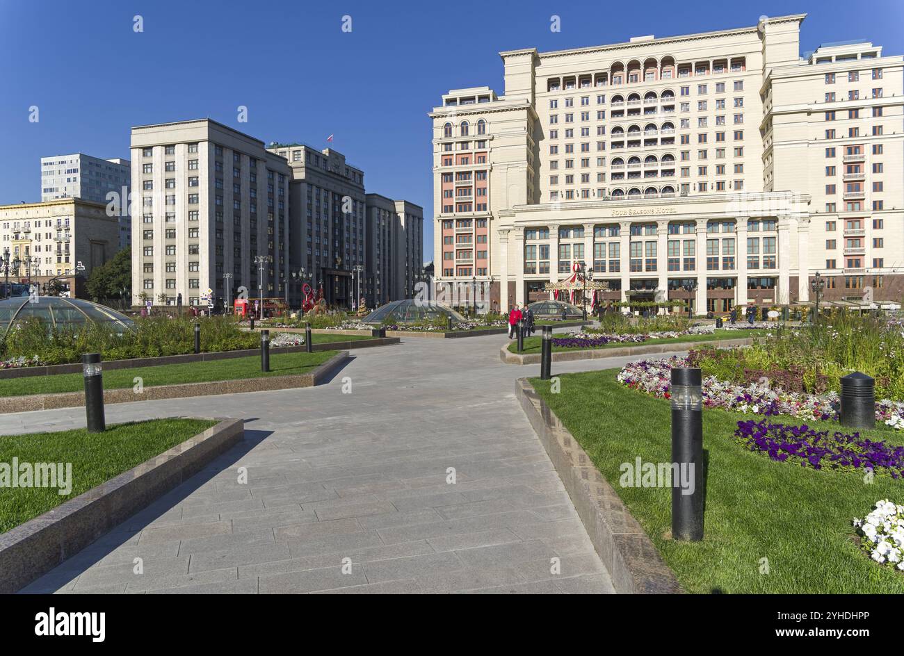 MOSCA, RUSSIA, 22 SETTEMBRE 2017: Costruzione della Duma di Stato della Federazione Russa. Vista da Piazza del Maneggio. Giornata di sole a settembre Foto Stock