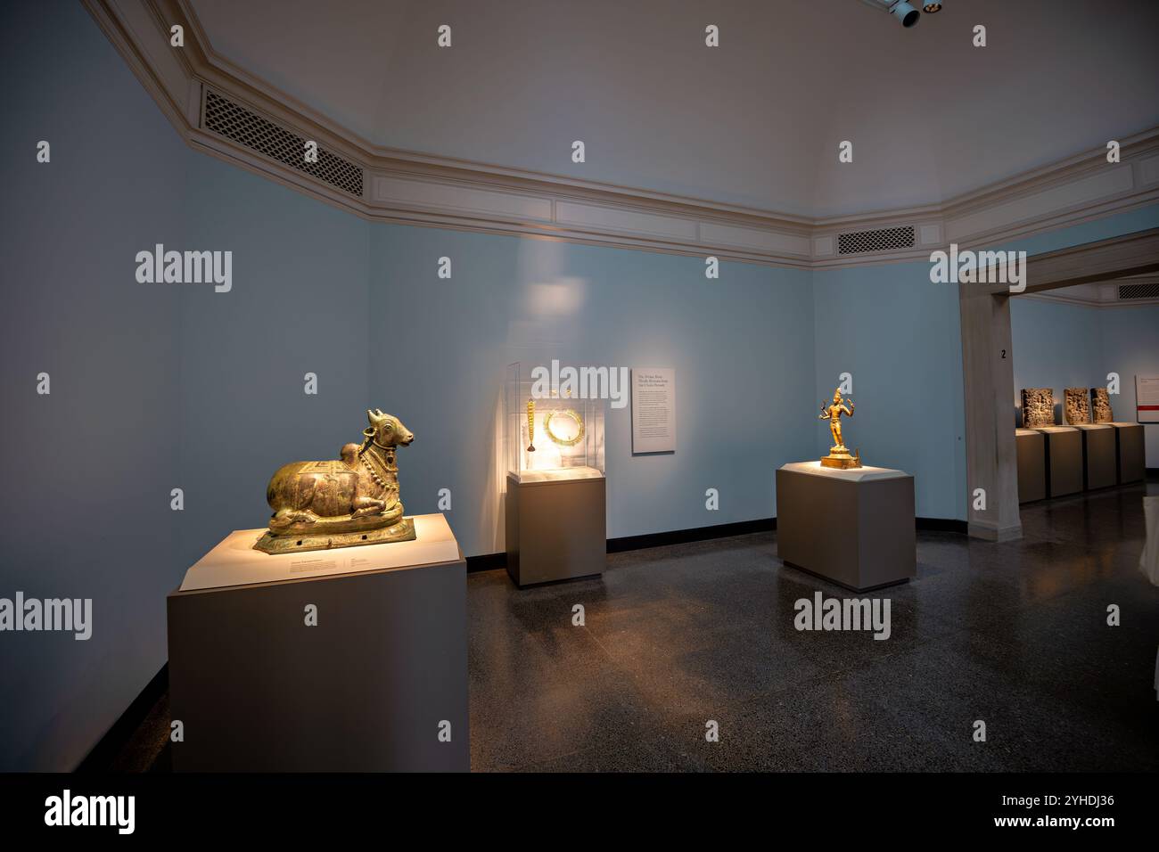 National Museum of Asian Art Sculpture Gallery Washington DC // WASHINGTON DC - le gallerie di scultura del National Museum of Asian Art mostrano secoli di tradizioni scultoree asiatiche attraverso mostre accuratamente curate. Gli spazi espositivi nelle gallerie Freer e Sackler presentano ambienti di conservazione all'avanguardia. Le gallerie presentano opere che spaziano da intime figure religiose a monumentali sculture in pietra. Foto Stock