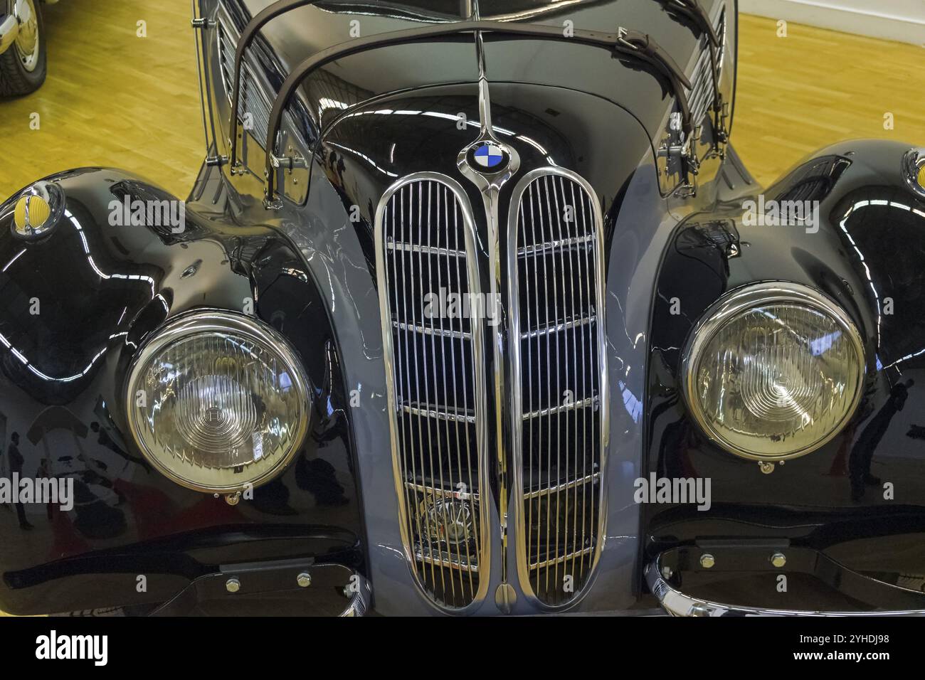 Mosca, Russia, 10 novembre 2018: Griglia radiatore classica per auto BMW. BMW 327 Coupé (prodotta nel 1939) all'esposizione di auto vecchie e rare, Euro Foto Stock