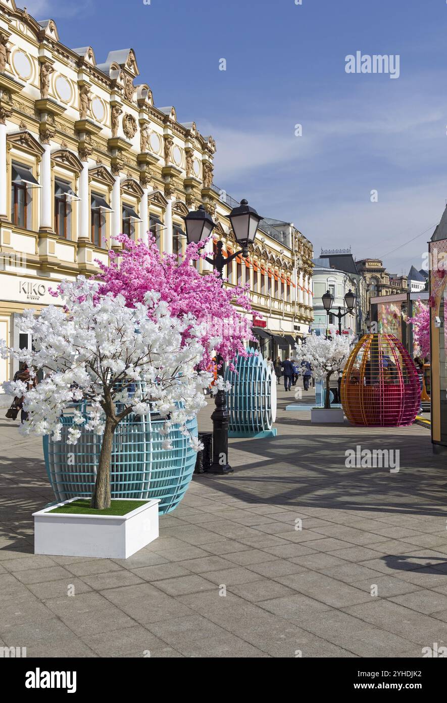 Mosca, Russia, 10 aprile 2018: Festival di Pasqua a Mosca (nell'ambito del programma Moscow Seasons). Decorazioni natalizie in via Kuznetsky M. Foto Stock
