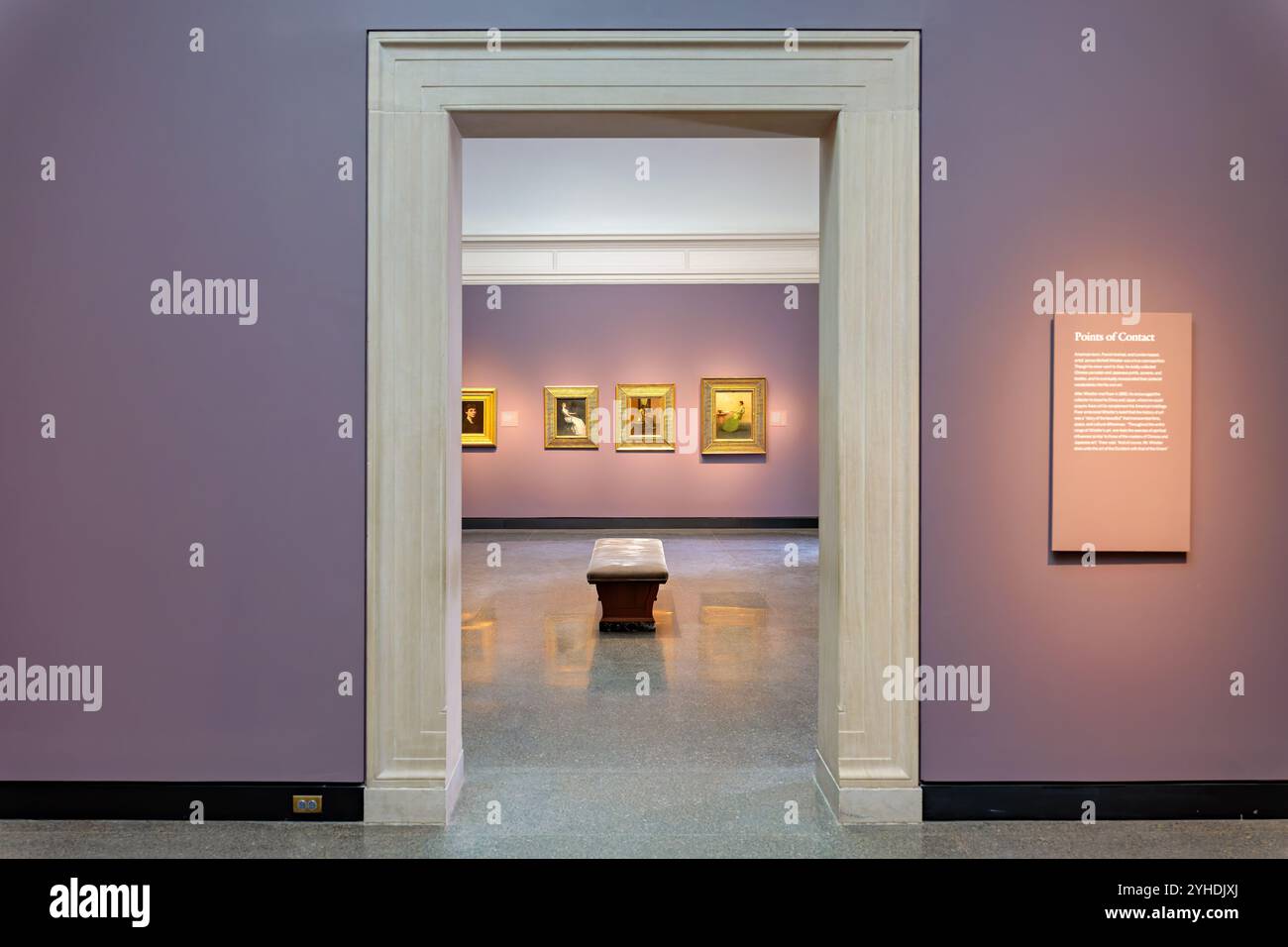 Whistler Gallery Freer Gallery of Art Washington DC // WASHINGTON DC — la galleria Whistler presso la Freer Gallery of Art espone la collezione del museo di opere di James McNeill Whistler, l'artista americano noto per il suo approccio innovativo alla pittura e alla stampa alla fine del XIX secolo. Lo spazio della galleria è stato progettato per mostrare i dipinti di Whistler come parte della visione di Charles Lang Freer di presentare insieme arte americana e asiatica. Freer, un industriale e collezionista d'arte di Detroit, cercò specificamente di acquisire le opere di Whistler e commissionò all'artista di progettare la Peacock Room Foto Stock