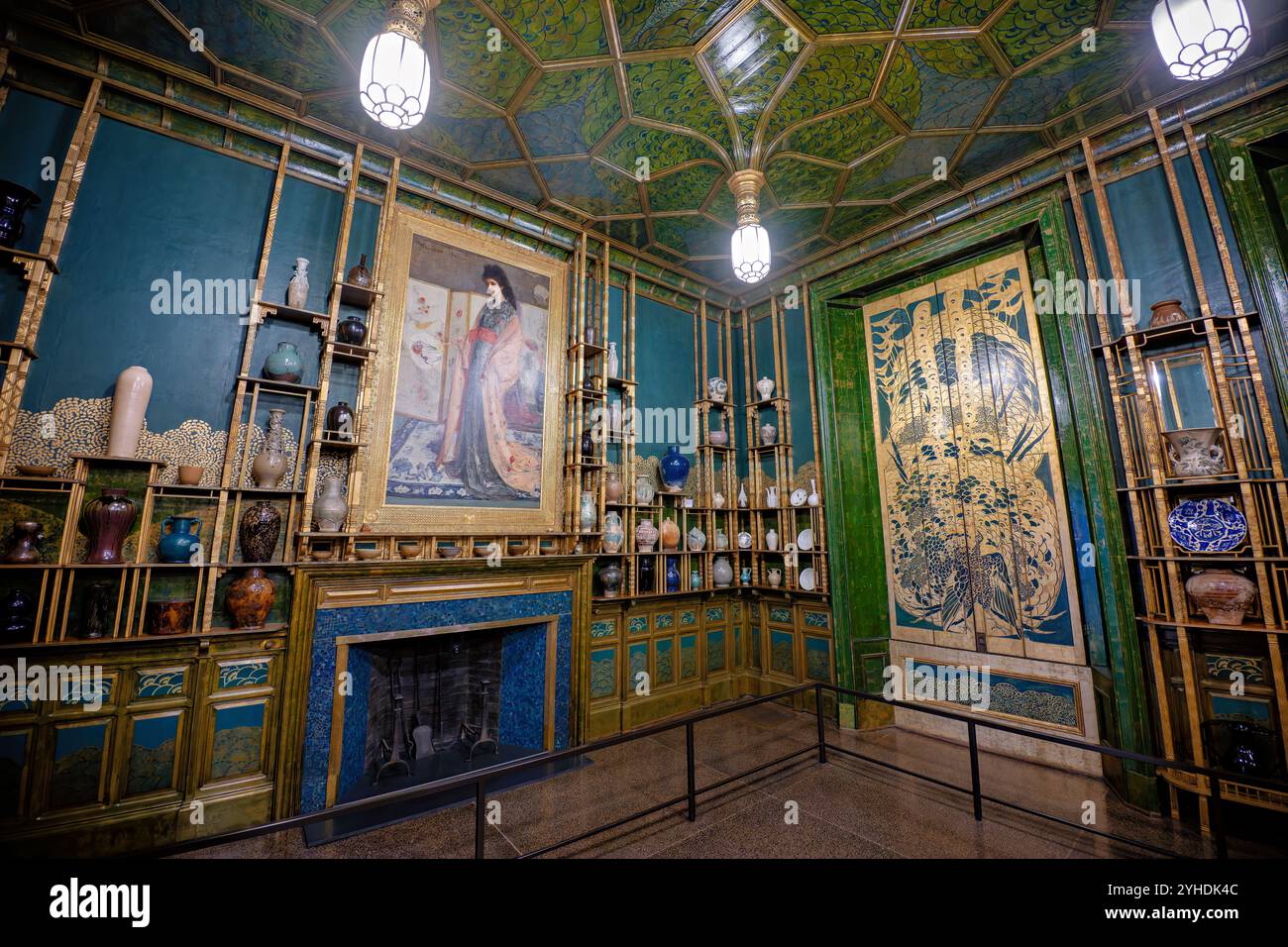 WASHINGTON DC, Stati Uniti — la Peacock Room, creata da James McNeill Whistler nel 1876-77, si erge come un capolavoro di decorazione d'interni al National Museum of Asian Art Originariamente progettata come sala da pranzo di Londra per il magnate delle spedizioni Frederick Leyland, la sala mostra la caratteristica tavolozza blu e oro di Whistler. Lo spazio mostra porcellana cinese su elaborati motivi pavone e pareti in pelle dorata. Foto Stock