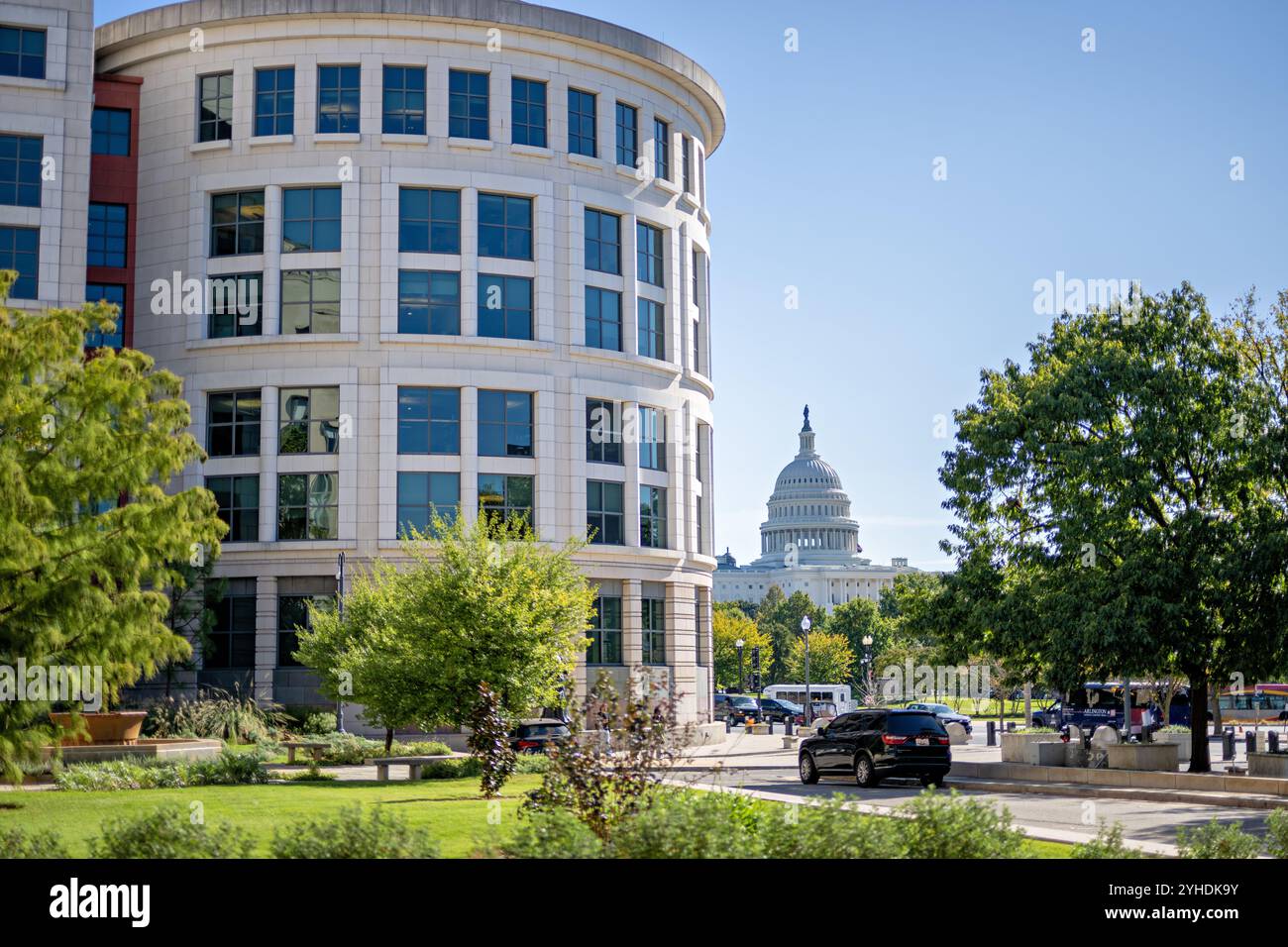 US Capitol Dome e Barrett Prettyman Courthouse Washington DC // WASHINGTON DC - la cupola del Campidoglio degli Stati Uniti sorge in lontananza dietro l'E. Barrett Prettyman United States Courthouse. Il tribunale, completato nel 1950, ospita la Corte d'appello degli Stati Uniti per il District of Columbia Circuit. Il punto di vista dimostra il rapporto tra i settori legislativo e giudiziario attraverso la loro presenza architettonica. Foto Stock