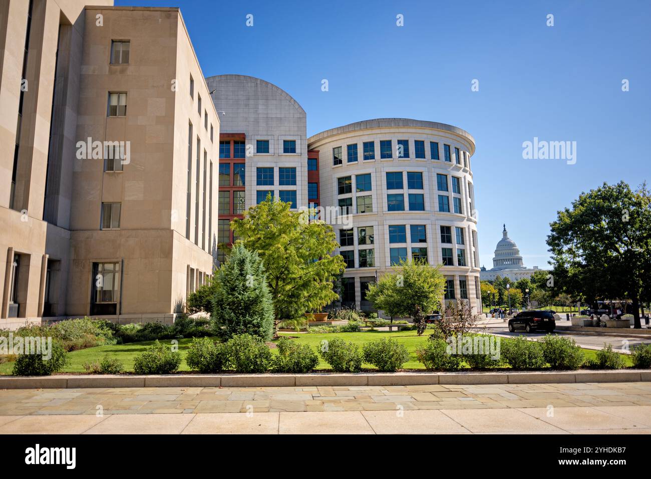 E. Barrett Prettyman Courthouse US Capitol Dome Washington DC // WASHINGTON DC — la cupola del Campidoglio degli Stati Uniti sorge in lontananza dietro l'E. Barrett Prettyman United States Courthouse. Il tribunale, completato nel 1950, ospita la Corte d'appello degli Stati Uniti per il District of Columbia Circuit. Il punto di vista dimostra il rapporto tra i settori legislativo e giudiziario attraverso la loro presenza architettonica. Foto Stock