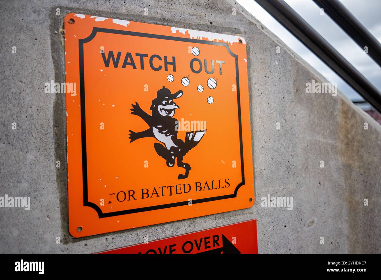 BALTIMORE, Maryland - Una partita di baseball si svolge all'Oriole Park a Camden Yards, sede dei Baltimore Orioles. Lo stadio, aperto nel 1992, ha stabilito lo standard per il design retrò-classico del campo da baseball nella Major League Baseball. Il caratteristico B&o Warehouse del campo da baseball fa da sfondo. Foto Stock