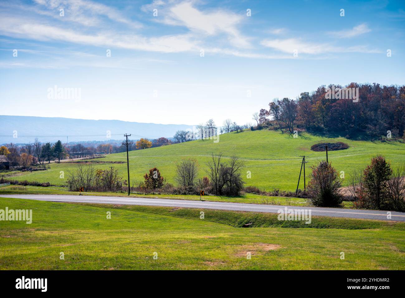 Shenandoah Valley Landscape Quicksburg Virginia // QUICKSBURG, Virginia - Un paesaggio pastorale nella valle dello Shenandoah vicino a Quicksburg mostra il patrimonio agricolo della regione sullo sfondo di catene montuose. La scena cattura l'essenza del paese agricolo della Virginia, con campi coltivati delimitati da strade di campagna e incorniciati dalle caratteristiche sagome di montagna che caratterizzano la valle. Foto Stock