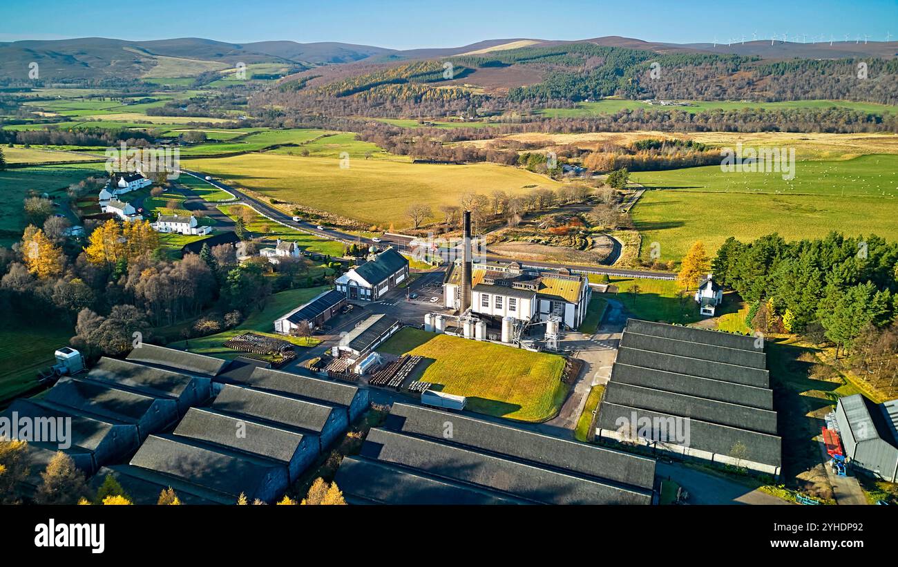 Tormore Distillery Grantown a Spey Scozia gli edifici A95 ospitano abeti e larici dorati sotto il sole autunnale Foto Stock