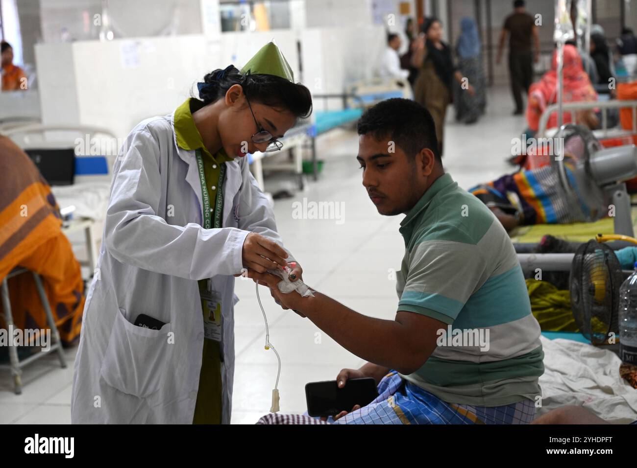 Dacca, Bangladesh. 11 novembre 2024. L'infermiera tratta un paziente coperto di zanzariere affette da febbre dengue riposa all'interno dell'ospedale medico "Shaheed Suhrawardy" di Dhaka, Bangladesh, l'11 novembre 2024. Dal 1° gennaio 2024 all'11 novembre 2024, un totale di 75.142 persone sono state colpite dalla dengue. Almeno 310 persone sono morte nel peggiore focolaio di dengue del Bangladesh mai registrato, hanno detto i funzionari l'11 novembre, mentre gli ospedali sovraccarichi lottano per curare migliaia di pazienti. Crediti: Mamunur Rashid/Alamy Live News Foto Stock