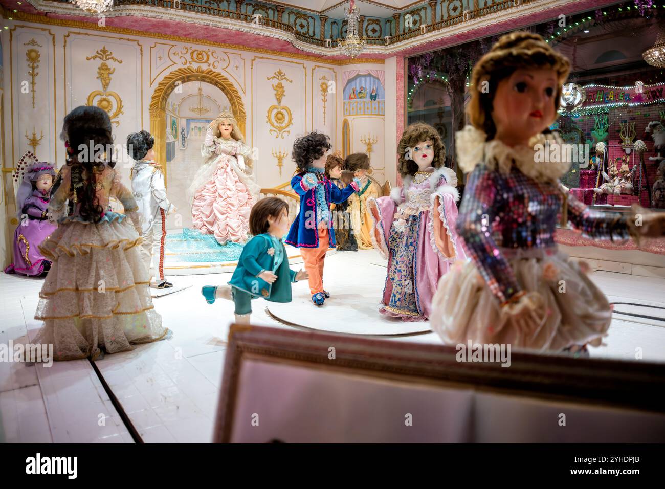 QUICKSBURG, Virginia - la vetrina Cenerentola che va alla palla nella Main Street di un tempo mostra una classica scena fiabesca che un tempo incantava i visitatori dei grandi magazzini. Questa mostra animata presenta figure meccaniche che danno vita alla storia magica, rappresentando l'età d'oro delle vetrine degli anni '1940 e '50, quando tali presentazioni attiravano folle nei grandi magazzini. Foto Stock