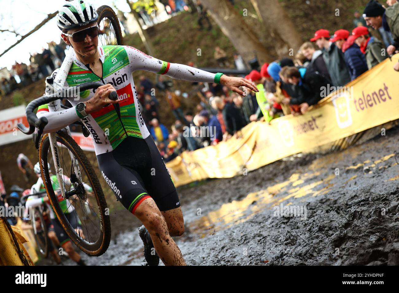 Niel, Belgio. 11 novembre 2024. Ciclista non identificato in azione nella gara d'élite maschile al "Jaarmarktcross" di Niel, gara 3/8 della competizione Superprestige, lunedì 11 novembre 2024. BELGA FOTO DAVID PINTENS credito: Belga News Agency/Alamy Live News Foto Stock