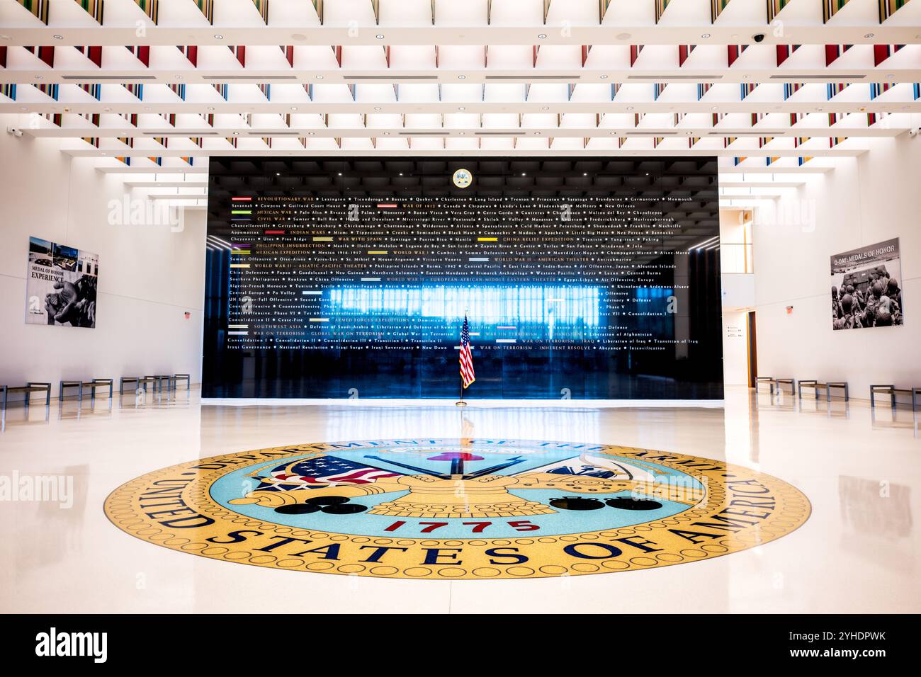 FORT BELVOIR, Virginia - la hall principale del Museo Nazionale dell'esercito degli Stati Uniti serve come ingresso principale e spazio di orientamento per la struttura di 185 000 piedi quadrati. L'ampia sala d'ingresso accoglie i visitatori per esplorare oltre 245 anni di storia dell'esercito attraverso varie gallerie e mostre. Il design architettonico crea uno spazio dignitoso che onora l'eredità dell'esercito fornendo al contempo servizi essenziali per i visitatori. Foto Stock