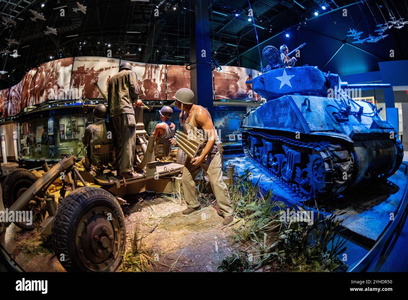 M1 Bofors Anti-Aircraft Gun National Museum US Army Fort Belvoir Virginia // FORT BELVOIR, Virginia - la mostra M1 Bofors Anti-Aircraft Gun presso il National Museum of the United States Army mostra una delle armi antiaeree più usate della seconda guerra mondiale. Adottato dall'esercito degli Stati Uniti nel 1941, questo cannone da 40 mm di progettazione svedese fu modificato per la produzione americana. Il display è caratterizzato da complessi sistemi meccanici della pistola e da una piattaforma rotante a 360 gradi. Foto Stock