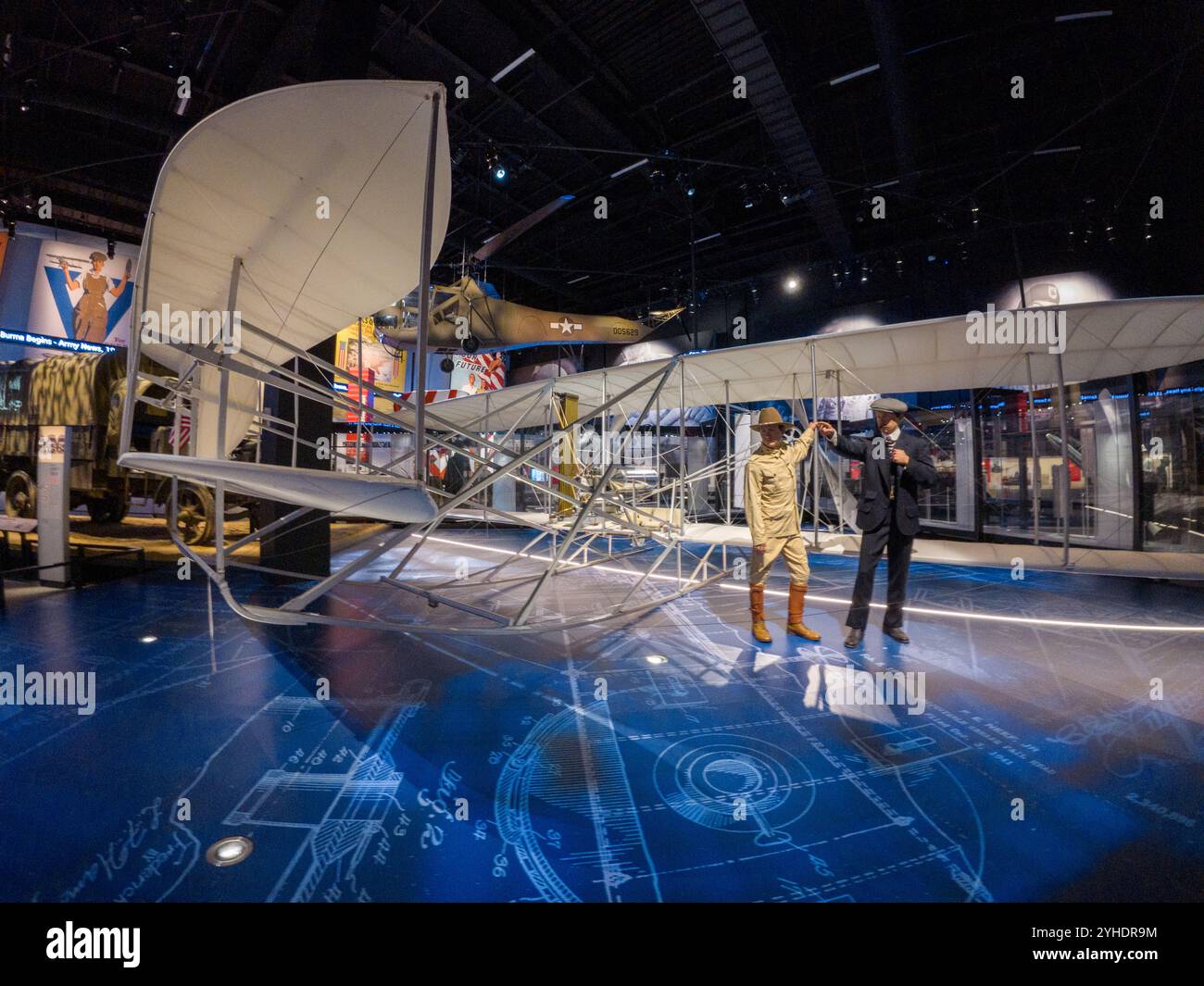 Wright Army Flyer Exhibit Fort Belvoir Virginia // [Army and Society Gallery] FORT BELVOIR, Virginia — la mostra Wright Army Flyer nella Army and Society Gallery presso il National Museum of the United States Army mostra gli aerei che hanno lanciato l'aviazione militare. Questo aereo rappresenta il modello A Military Flyer dei fratelli Wright, che divenne Signal Corps Airplane No. 1 nel 1909. La mostra mostra mostra l'inizio della potenza aerea dell'esercito e il suo impatto sulle operazioni militari. Foto Stock