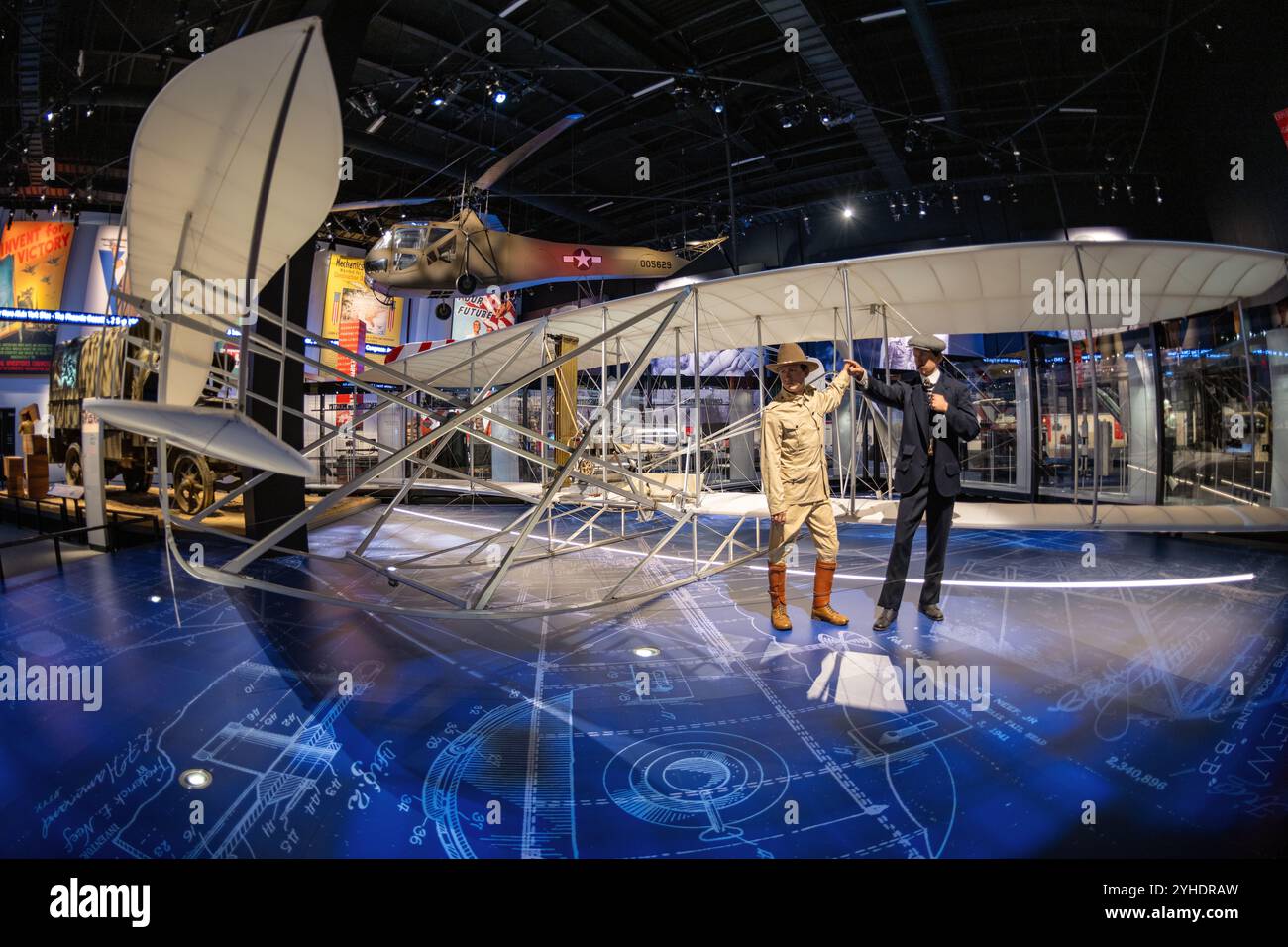 Wright Army Flyer Exhibit National Museum of the United States Army Fort Belvoir // [Army and Society Gallery] FORT BELVOIR, Virginia — la mostra Wright Army Flyer nella Army and Society Gallery presso il National Museum of the United States Army mostra gli aerei che hanno lanciato l'aviazione militare. Questo aereo rappresenta il modello A Military Flyer dei fratelli Wright, che divenne Signal Corps Airplane No. 1 nel 1909. La mostra mostra mostra l'inizio della potenza aerea dell'esercito e il suo impatto sulle operazioni militari. Foto Stock