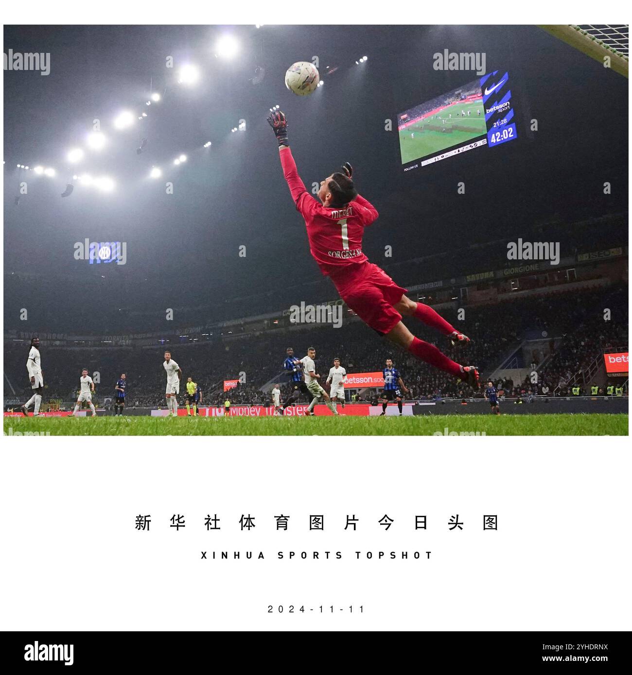 Pechino, Italia. 10 novembre 2024. Il portiere del Napoli Alex Meret non riesce a salvare il gol dell'Inter Milan Hakan Calhanoglu durante una partita di serie A tra Inter Milan e Napoli a Milano, in Italia, 10 novembre 2024. Crediti: Alberto Lingria/Xinhua/Alamy Live News Foto Stock Pechino, Italia. 10 novembre 2024. Il portiere del Napoli Alex Meret non riesce a salvare il gol dell'Inter Milan Hakan Calhanoglu durante una partita di serie A tra Inter Milan e Napoli a Milano, in Italia, 10 novembre 2024. Crediti: Alberto Lingria/Xinhua/Alamy Live News Foto Stock