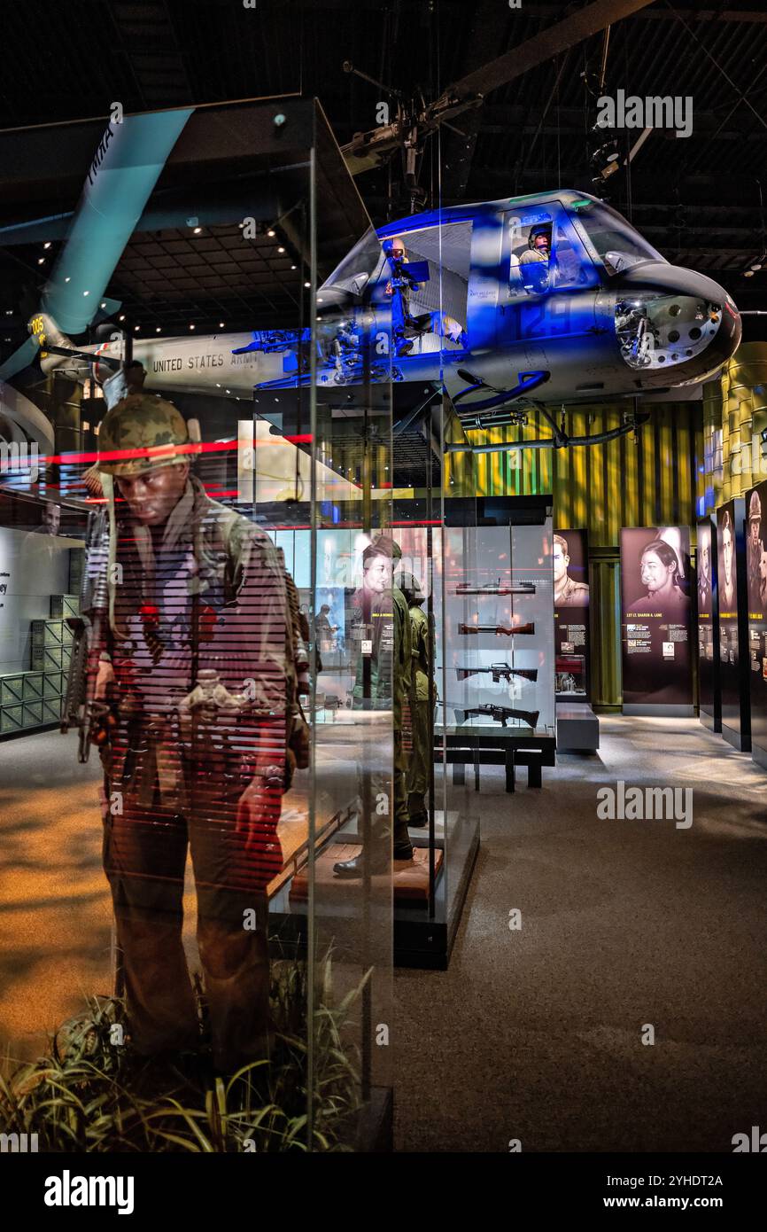 UH-1 Iroquois Huey Helicopter National Museum of the United States Army Fort Belvoir Virginia // FORT BELVOIR, Virginia - la mostra di elicotteri UH-1 Iroquois "Huey" al National Museum of the United States Army mostra gli iconici aerei della guerra del Vietnam. Schierato per la prima volta in Vietnam nel 1962 come ambulanze aeree, il versatile Huey svolse molteplici ruoli, tra cui assalto aereo, evacuazione medica e missioni di attacco al suolo. Il display riporta le specifiche tecniche dell'aeromobile e le configurazioni di combattimento. Foto Stock