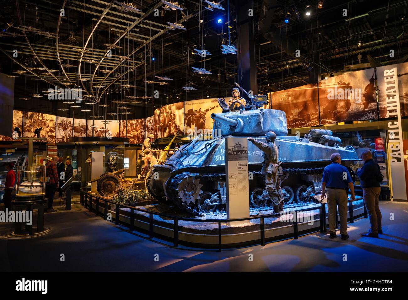 Carro M4 Sherman Cobra King Museo Nazionale Fort Belvoir Virginia | FORT BELVOIR, Virginia — Il carro M4A3E2 Sherman Cobra King è il fulcro della galleria del Teatro del Pacifico al Museo Nazionale dell'Esercito degli Stati Uniti, il suo equipaggio posato nel bel mezzo della battaglia sopra l'armatura. Cobra King è stato il primo carro a sfondare le linee tedesche durante il soccorso di Bastogne assediata nella Battaglia delle Ardenne, raggiungendo la 101ª Divisione Aviotrasportata il 26 dicembre 1944 sotto il tenente Charles P. Boggess. Foto Stock