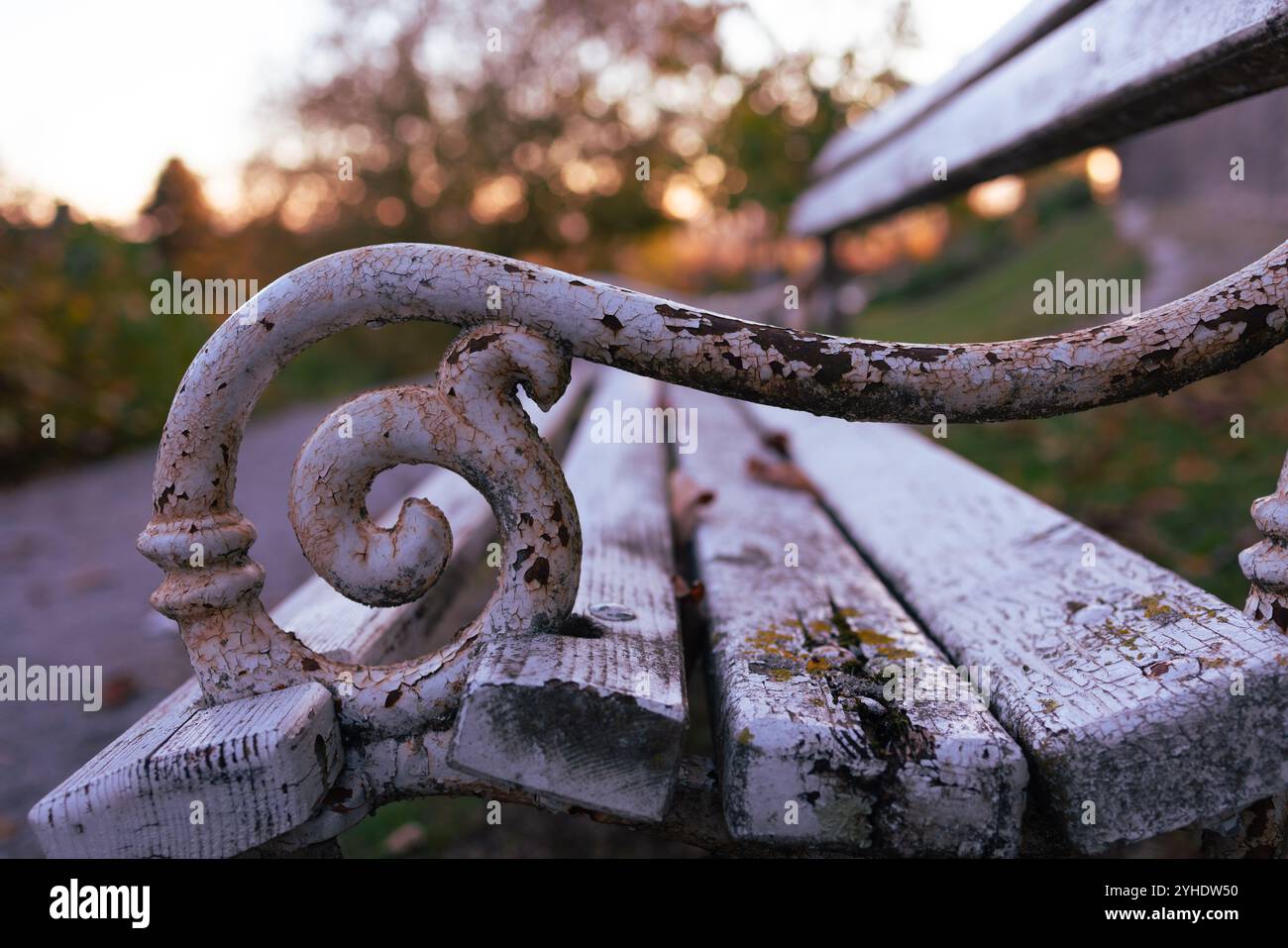 Primo piano del Rustic Bench Armrest al tramonto autunnale Foto Stock