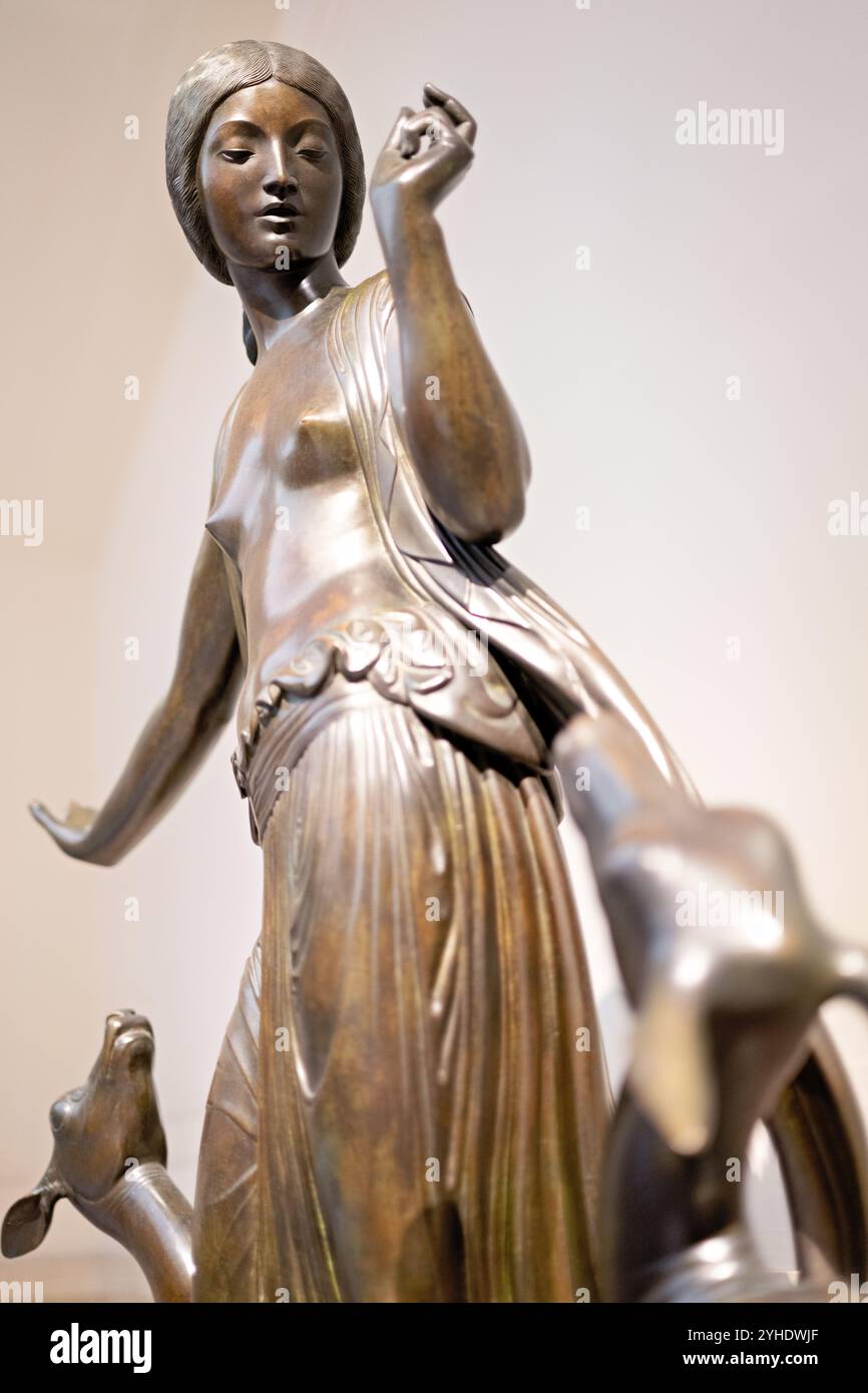 Paul Manship Dancer and Gazelles Sculpture Washington DC // WASHINGTON DC — "Dancer and Gazelles", una scultura in bronzo dell'artista americano Paul Manship, creata nel 1916-1917, rappresenta il caratteristico stile Art Nouveau e il primo stile modernista dell'artista. Questo pezzo, originariamente parte della Corcoran Collection, dimostra la maestria di Manship nel raffigurare il movimento aggraziato in bronzo. Foto Stock