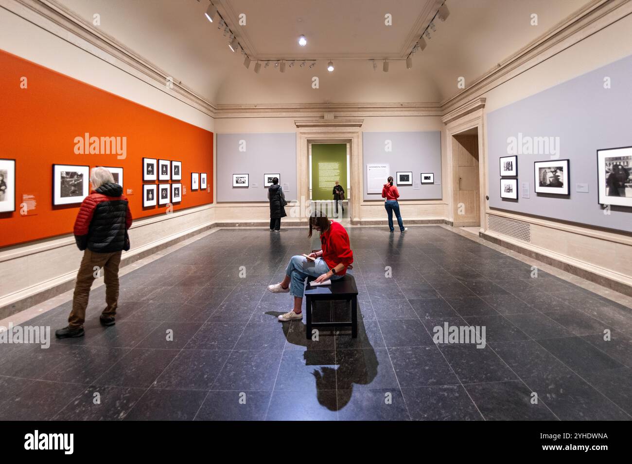 WASHINGTON DC, Stati Uniti — la mostra Lens: Reimagining Documentary Photography degli anni '70 alla National Gallery of Art mostra la trasformazione della fotografia documentaria negli anni '1970 Dal 6 ottobre 2024 al 6 aprile 2025, questa mostra completa presenta circa 100 opere di oltre 80 artisti che hanno ridefinito la documentazione fotografica durante un periodo di significativo cambiamento sociale. Foto Stock